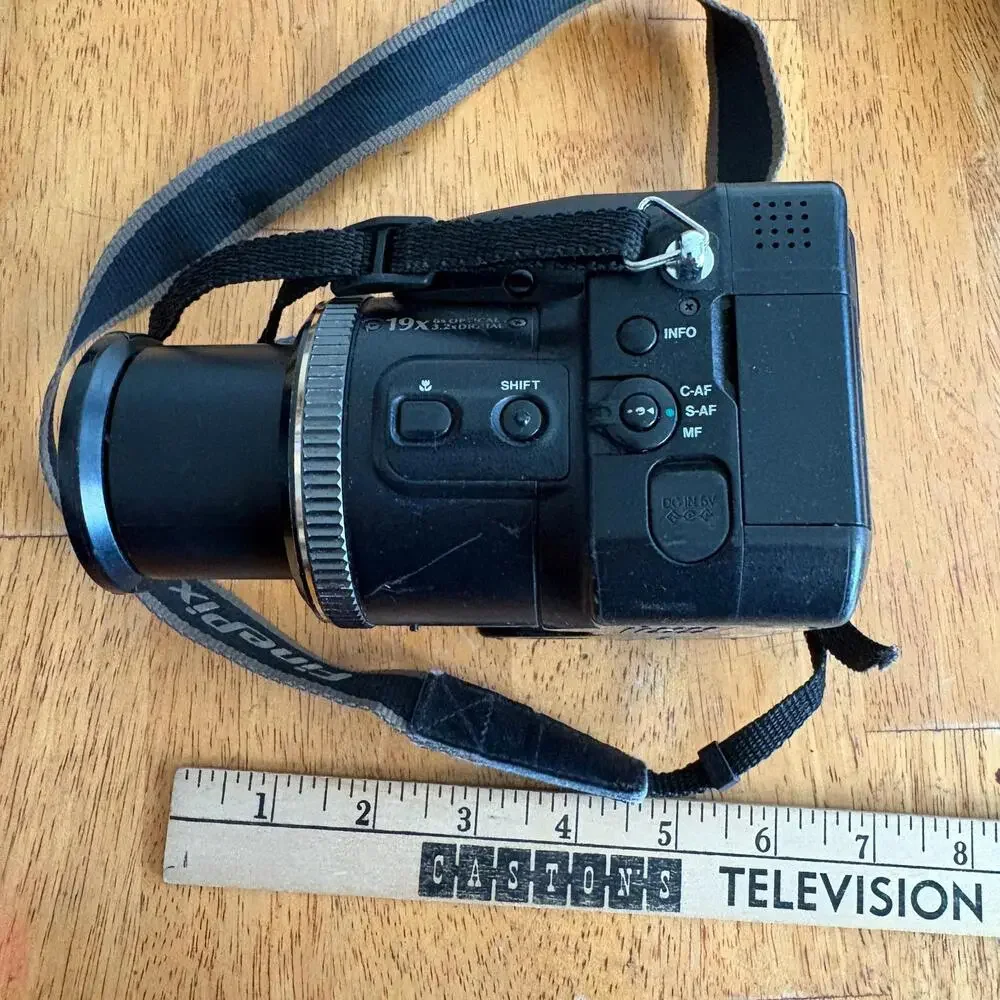 Fujifilm FinePix S7000 Digital Camera 19X Zoom CF XD Cards For Parts Repair